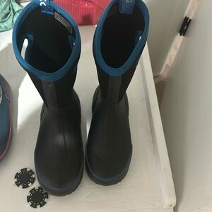 Boys rubber rain boots size 3